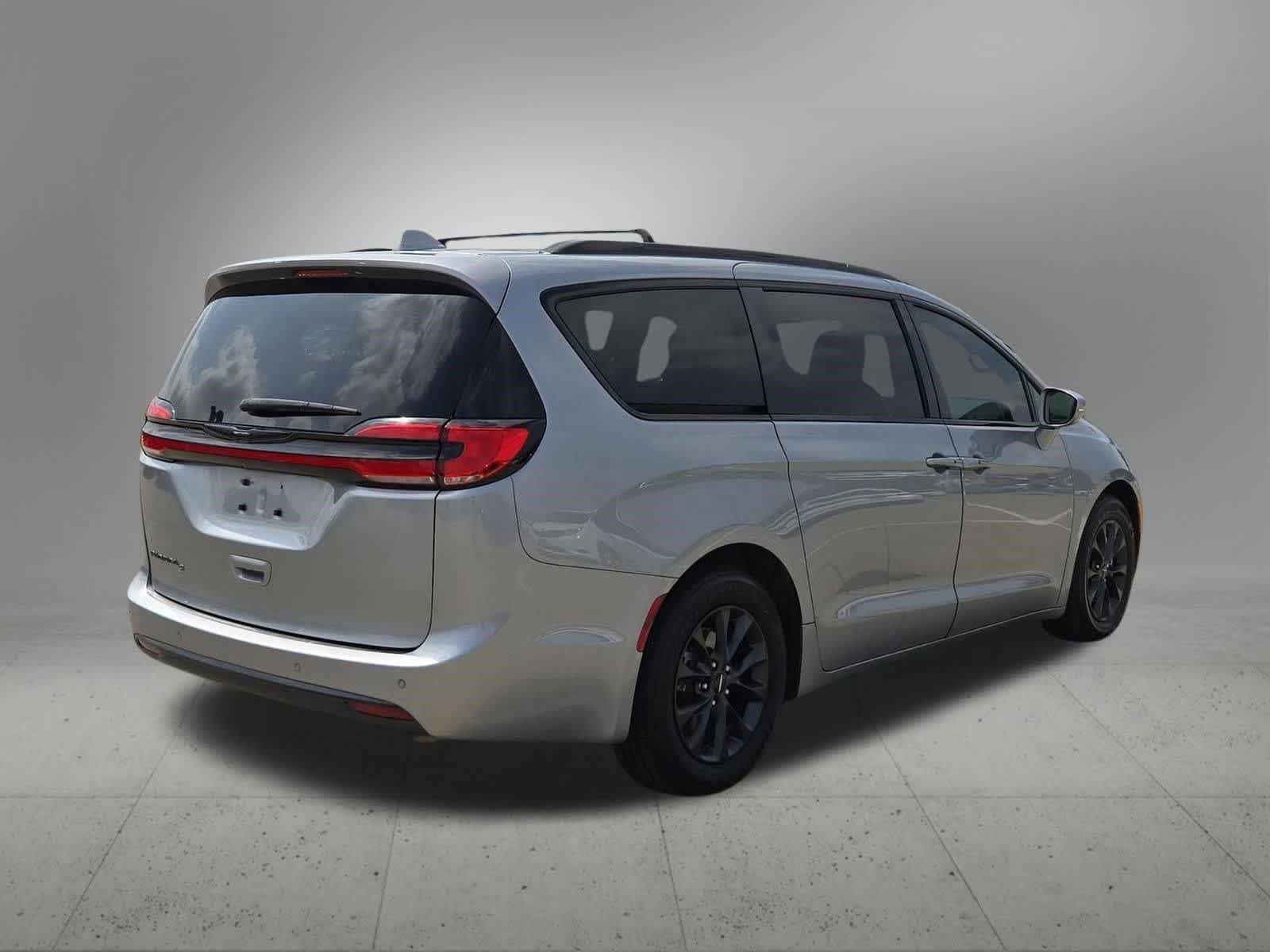 Used 2021 Chrysler Pacifica Touring w/ S Appearance Package FWD image 6