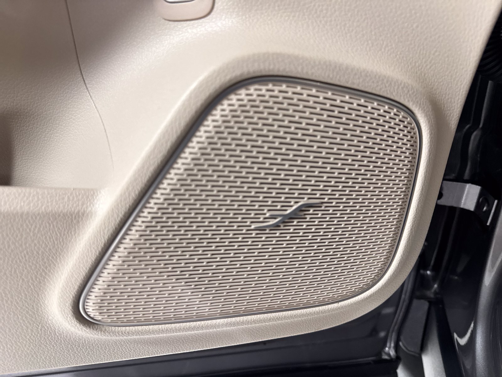 Used 2022 Mercedes-Benz EQB 300 4MATIC image 17