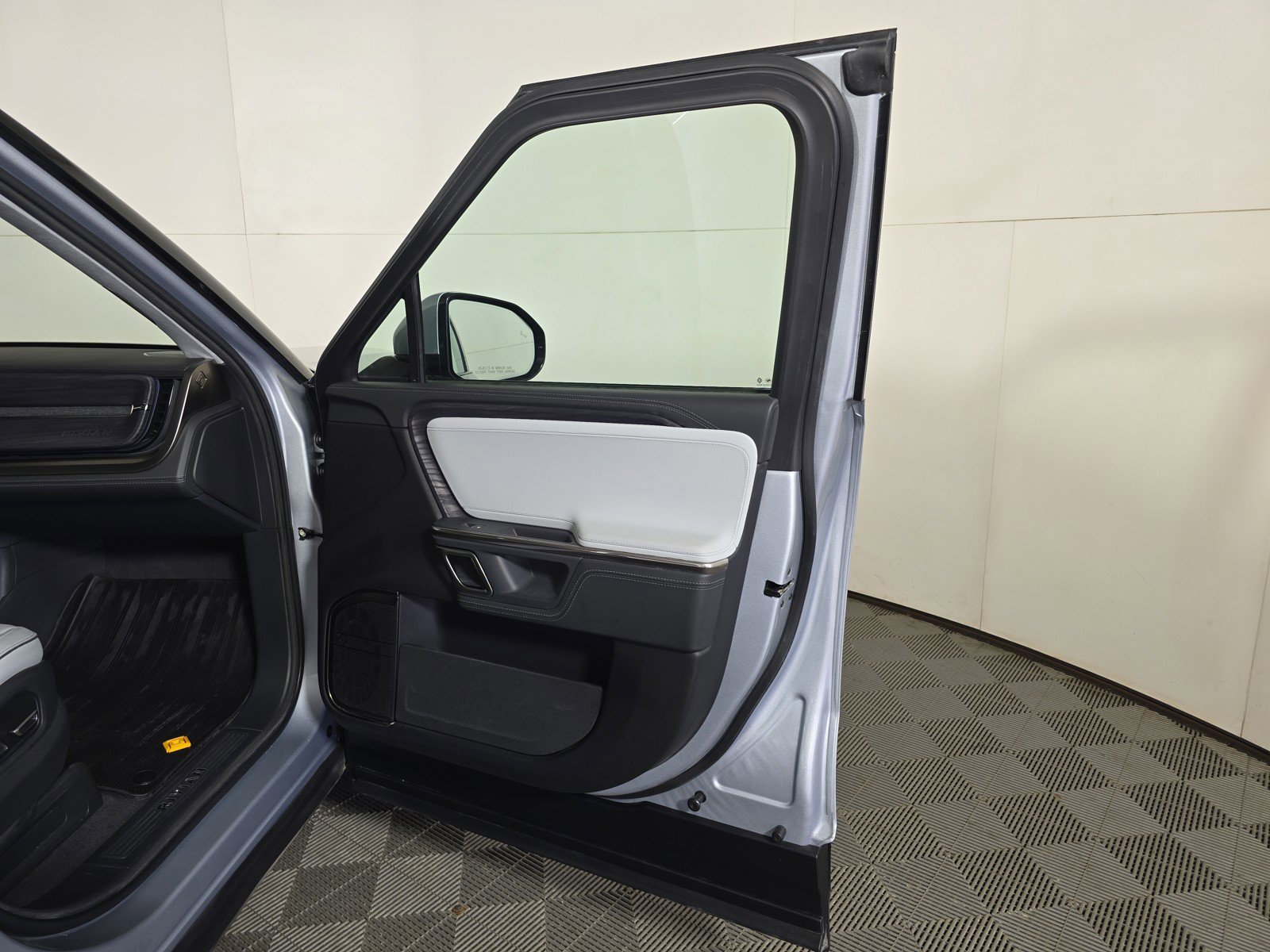 Used 2024 Rivian R1S Adventure AWD/4WD image 18
