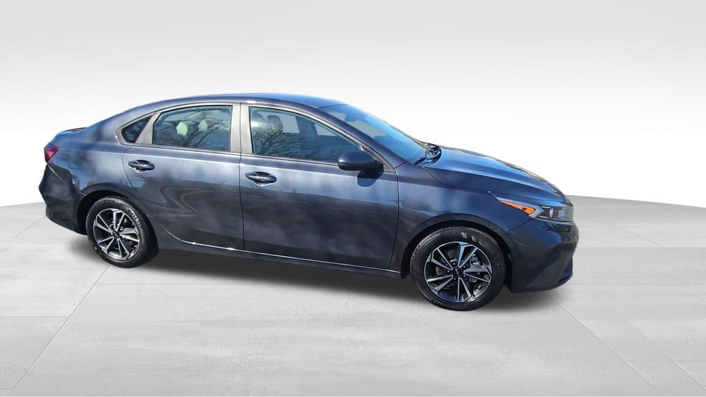 Used 2022 Kia Forte LXS image 2