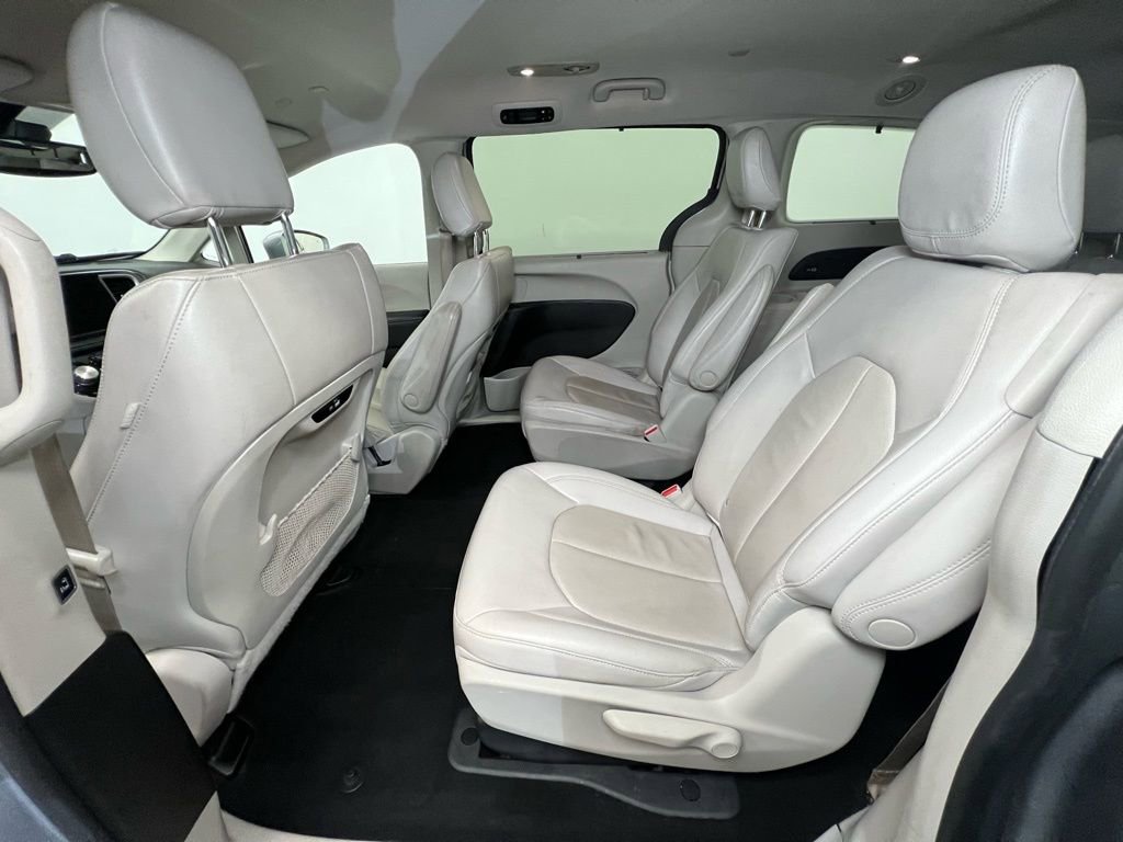 Used 2021 Chrysler Pacifica Touring-L image 5