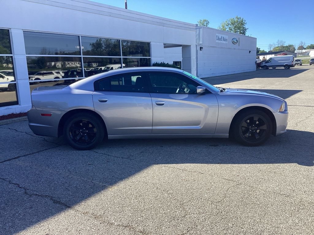 Used 2014 Dodge Charger SE RWD image 2