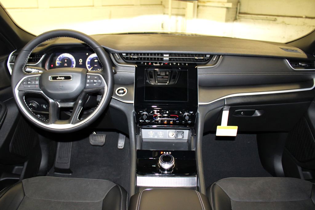 New 2025 Jeep Grand Cherokee Laredo image 9