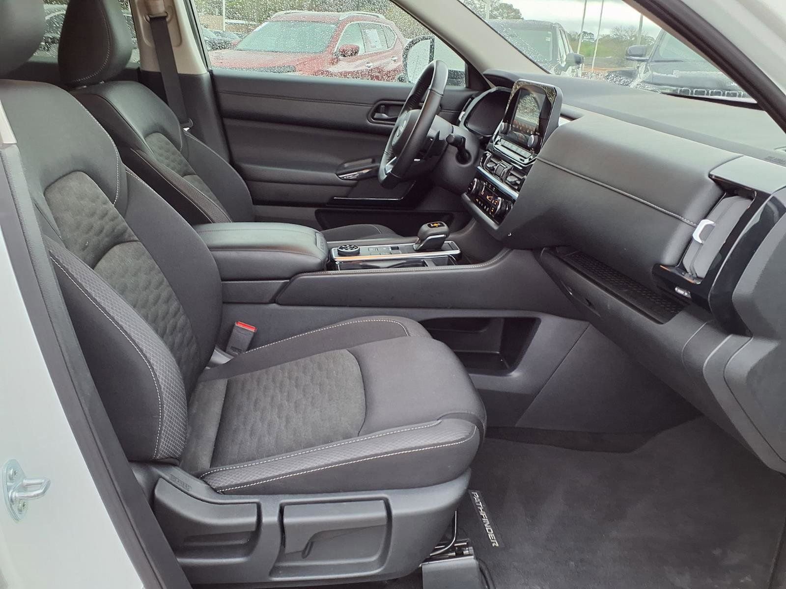 Used 2025 Nissan Pathfinder SV image 18