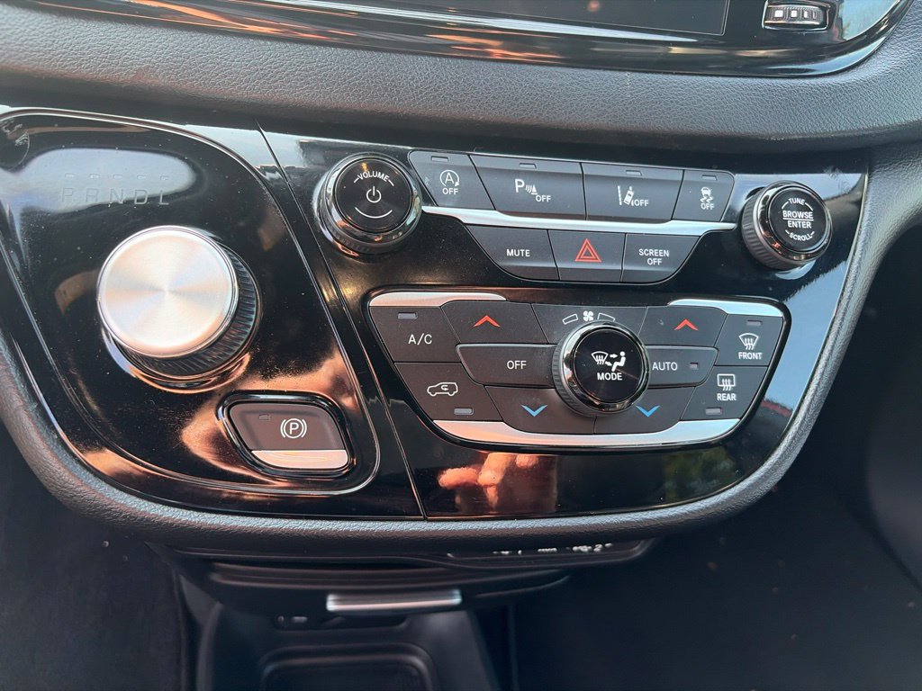 Certified 2025 Chrysler Pacifica Select FWD image 31
