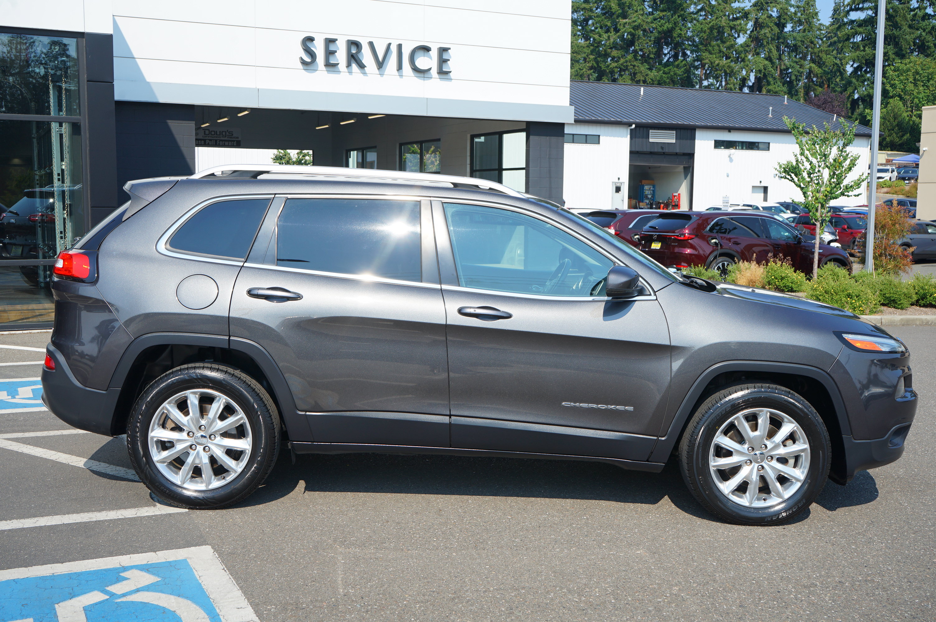 Used 2017 Jeep Cherokee Limited AWD/4WD image 2