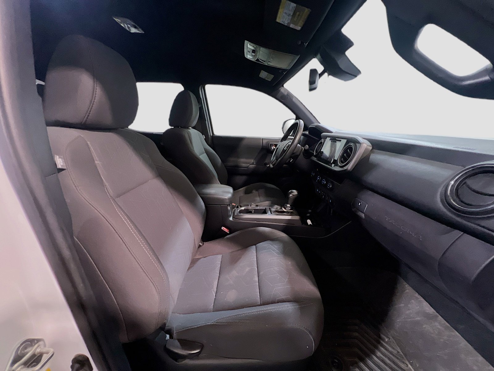Used 2018 Toyota Tacoma TRD Sport w/ Technology Package RWD image 19