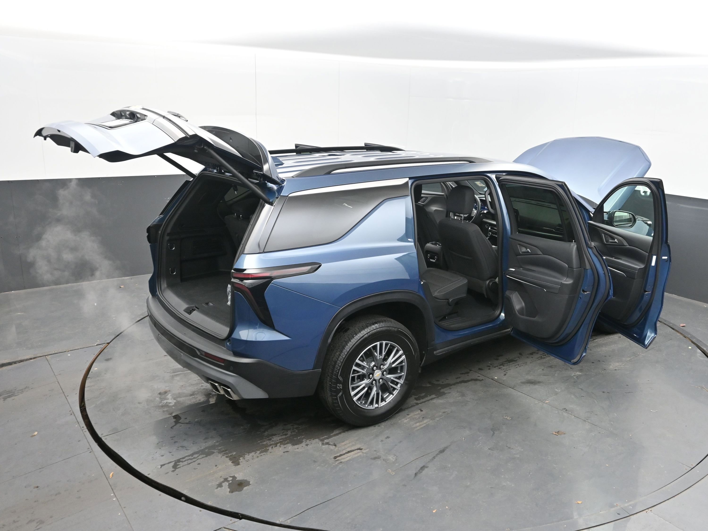 Used 2025 Chevrolet Traverse LT image 46