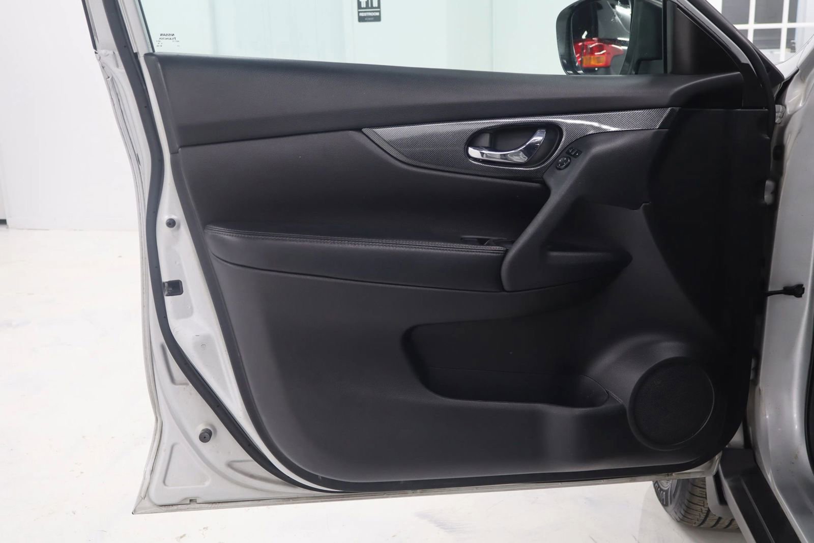 Used 2015 Nissan Rogue SL image 9