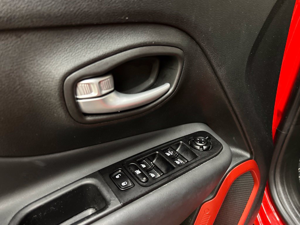 Used 2023 Jeep Renegade Trailhawk AWD/4WD image 27