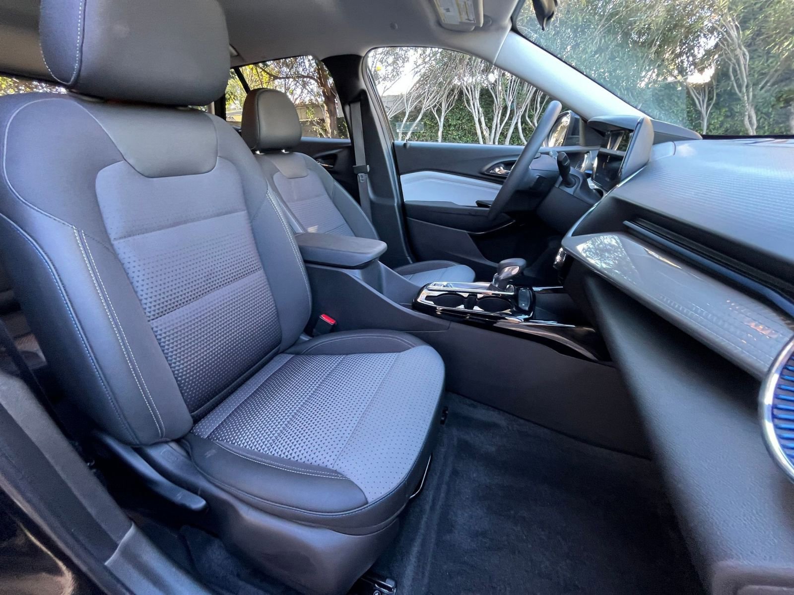 Used 2025 Chevrolet Trax LT image 34