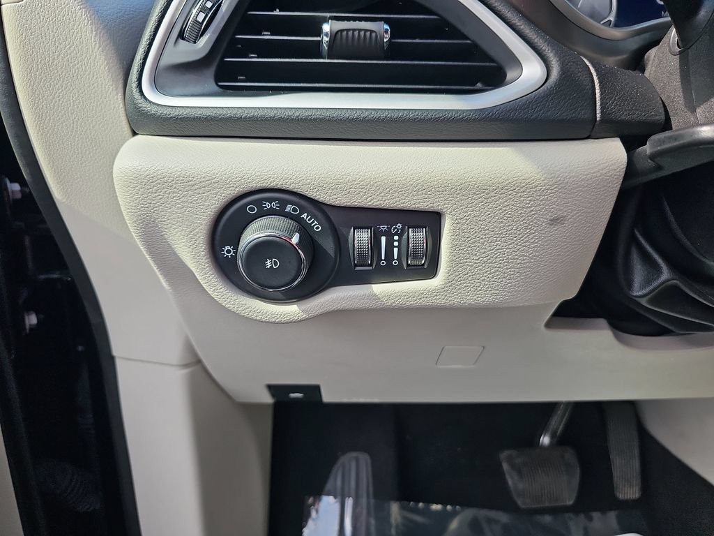 Used 2022 Chrysler Pacifica Touring-L FWD image 34