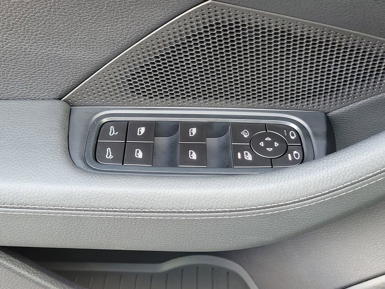 Used 2026 Porsche Panamera 4 image 25