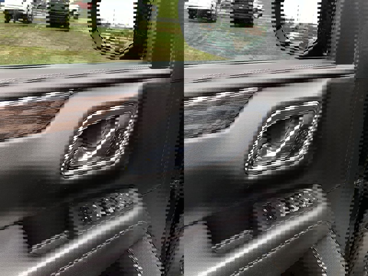 Used 2021 Chevrolet Suburban LT w/ LT Signature Plus Package image 14