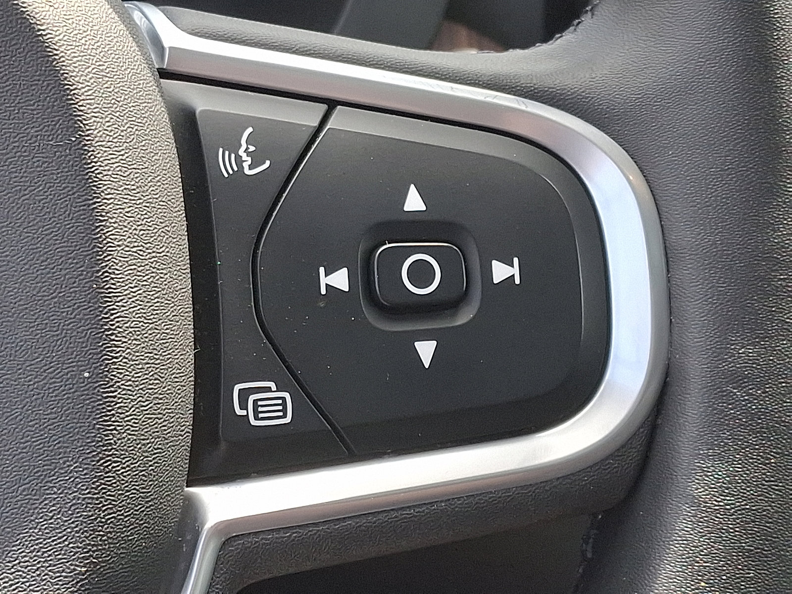 Certified 2022 Volvo XC60 B5 Momentum w/ Climate Package image 21