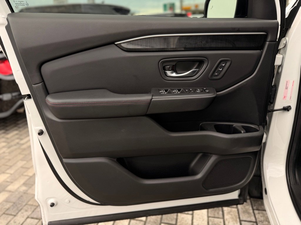 Used 2025 Honda Pilot Black Edition image 12
