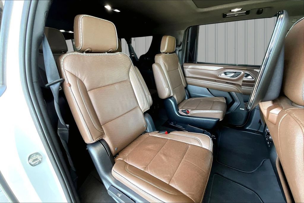 Used 2023 Chevrolet Suburban High Country w/ Premium Package AWD/4WD image 21