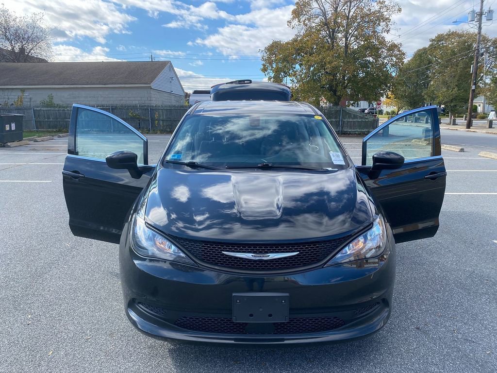 Used 2022 Chrysler Voyager LX image 30