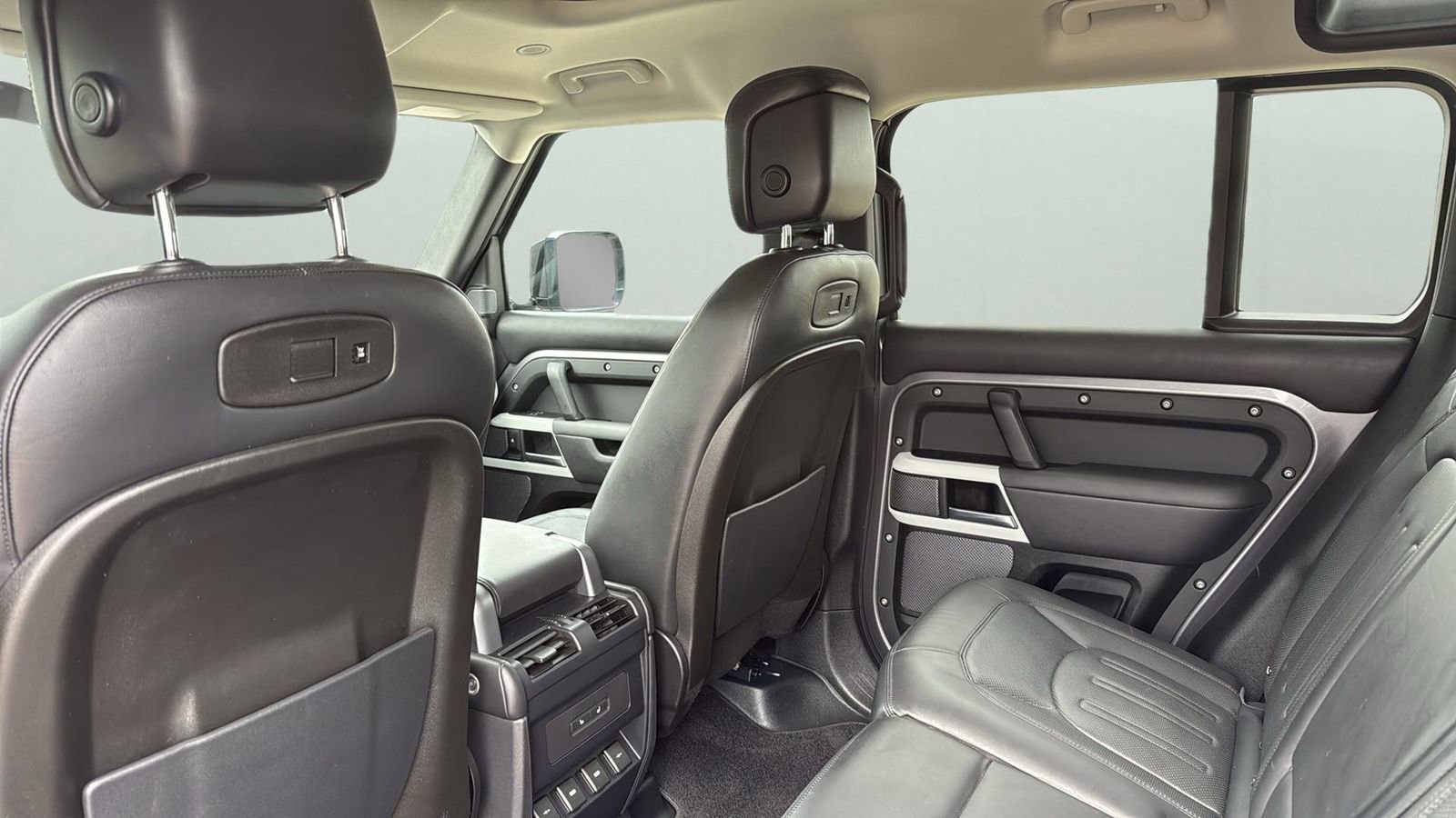 Used 2020 Land Rover Defender 110 First Edition image 28