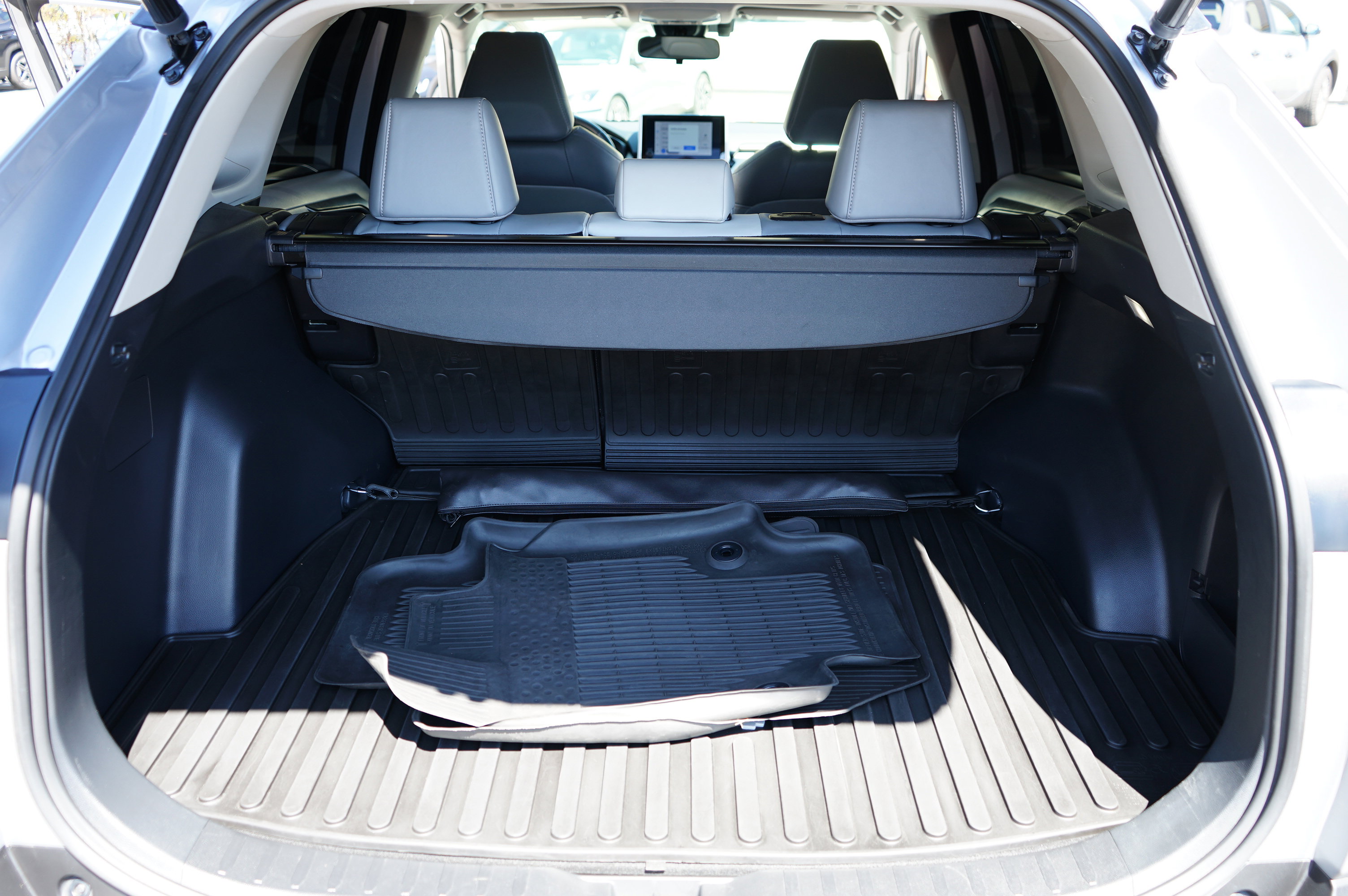 Used 2023 Toyota RAV4 XLE Premium image 14