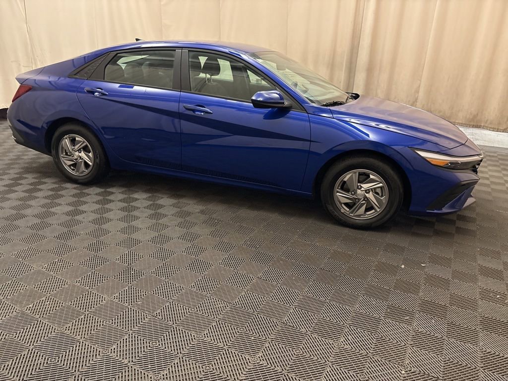 Certified 2025 Hyundai Elantra SE image 4