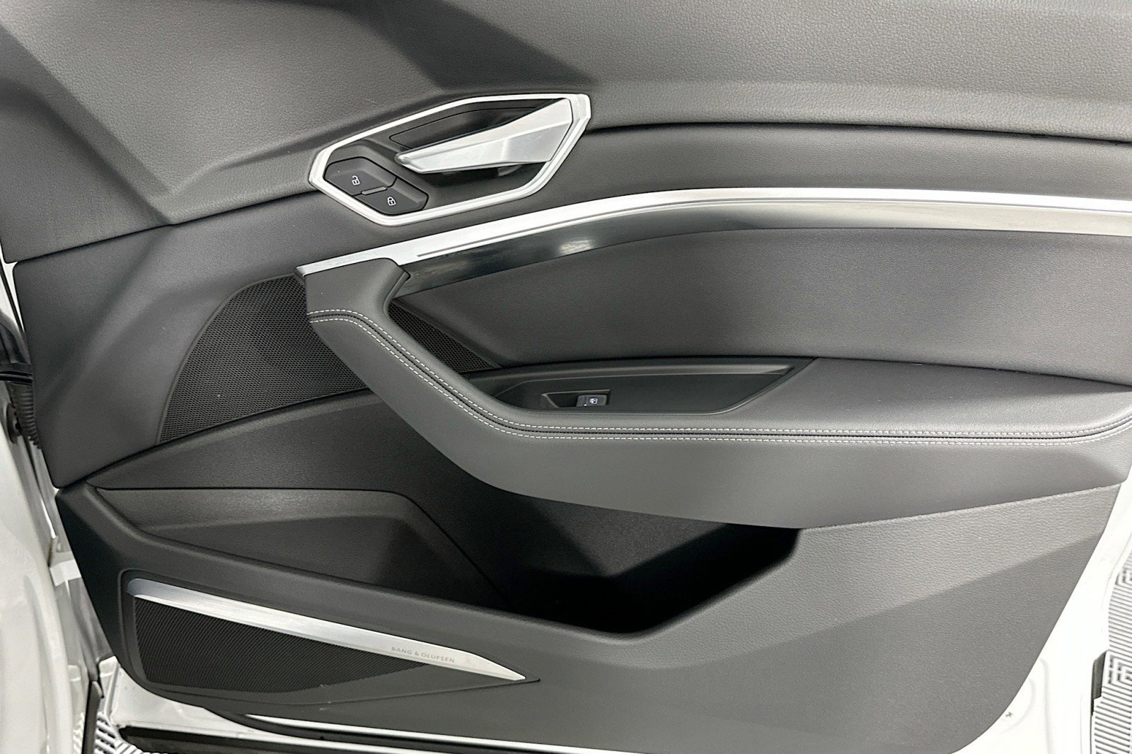 Used 2022 Audi e-tron Premium Plus w/ Premium Plus Package image 23