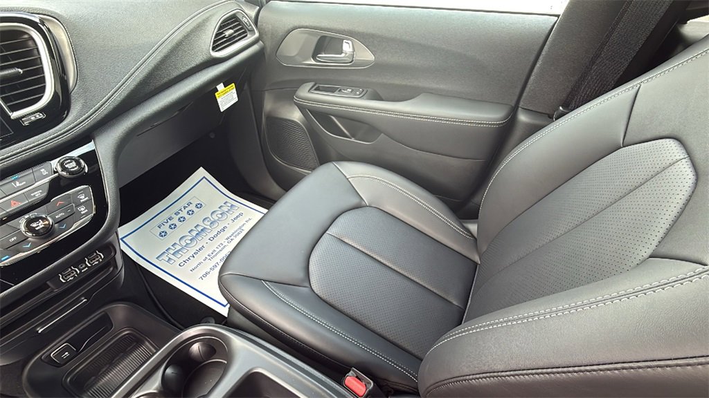 New 2025 Chrysler Pacifica Select image 14