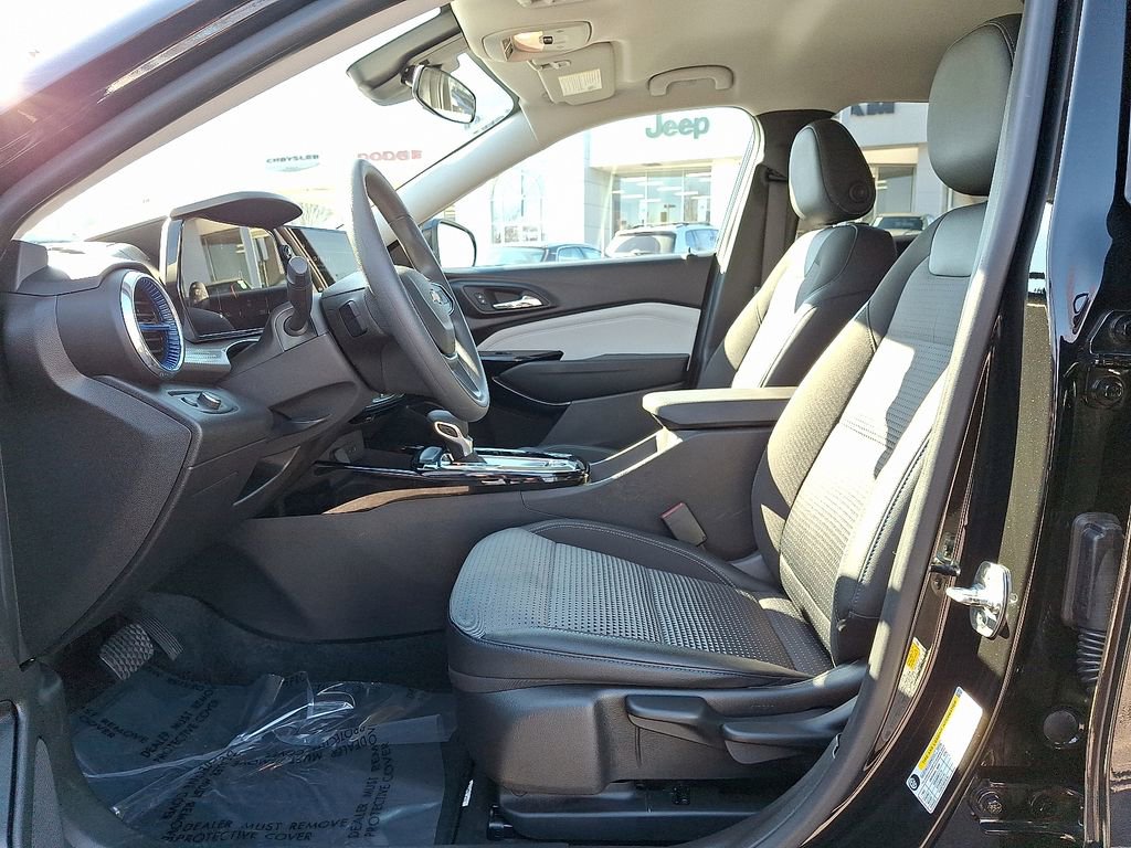 Used 2025 Chevrolet Trax LT image 13