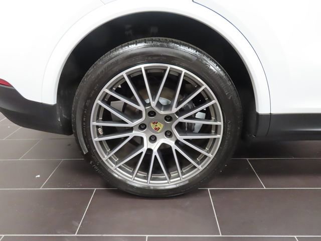 Used 2023 Porsche Cayenne Platinum Edition image 17