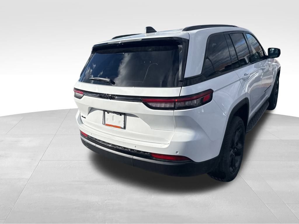 New 2025 Jeep Grand Cherokee Altitude image 5