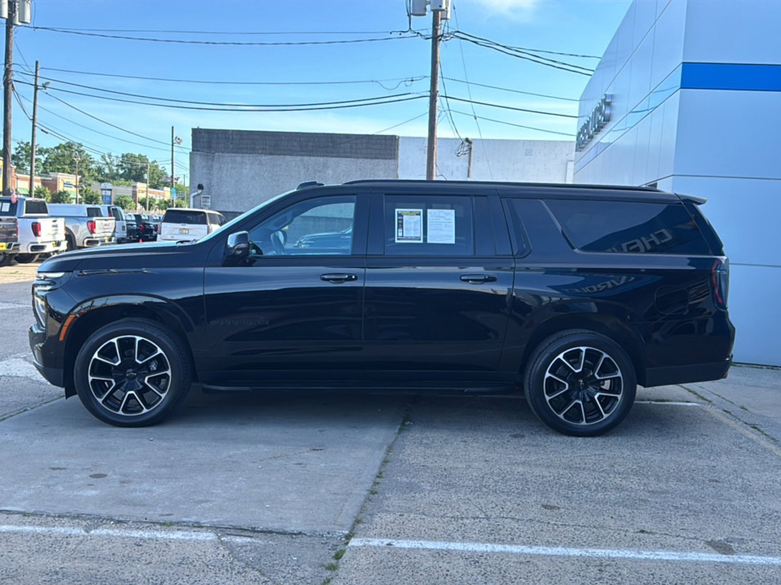 Used 2025 Chevrolet Suburban RST w/ Comfort Package AWD/4WD image 8