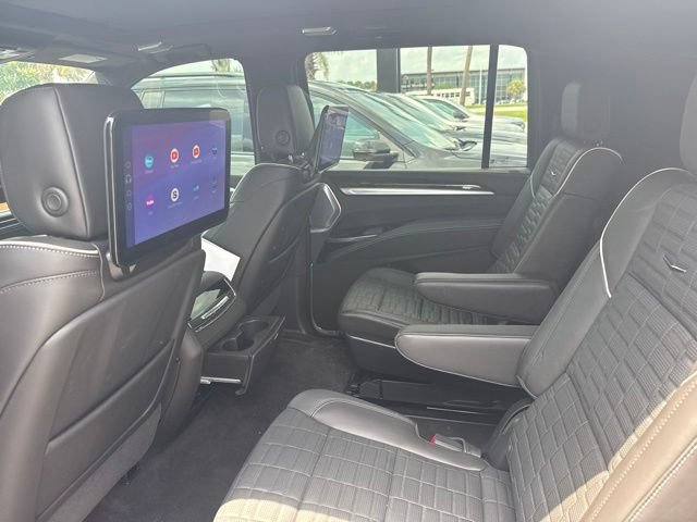 Used 2025 Cadillac Escalade ESV Sport Platinum AWD/4WD image 7