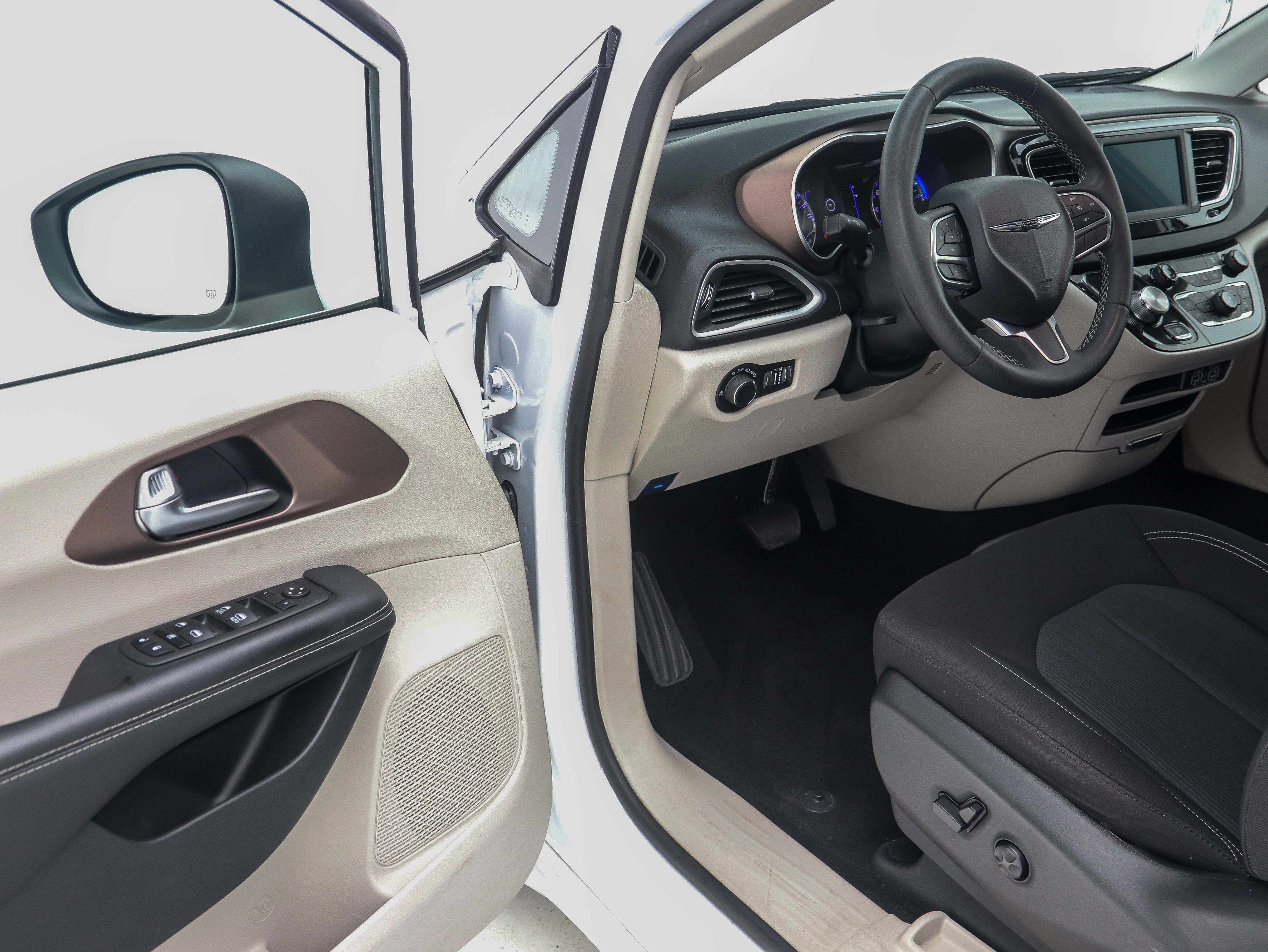 Used 2023 Chrysler Voyager LX image 24