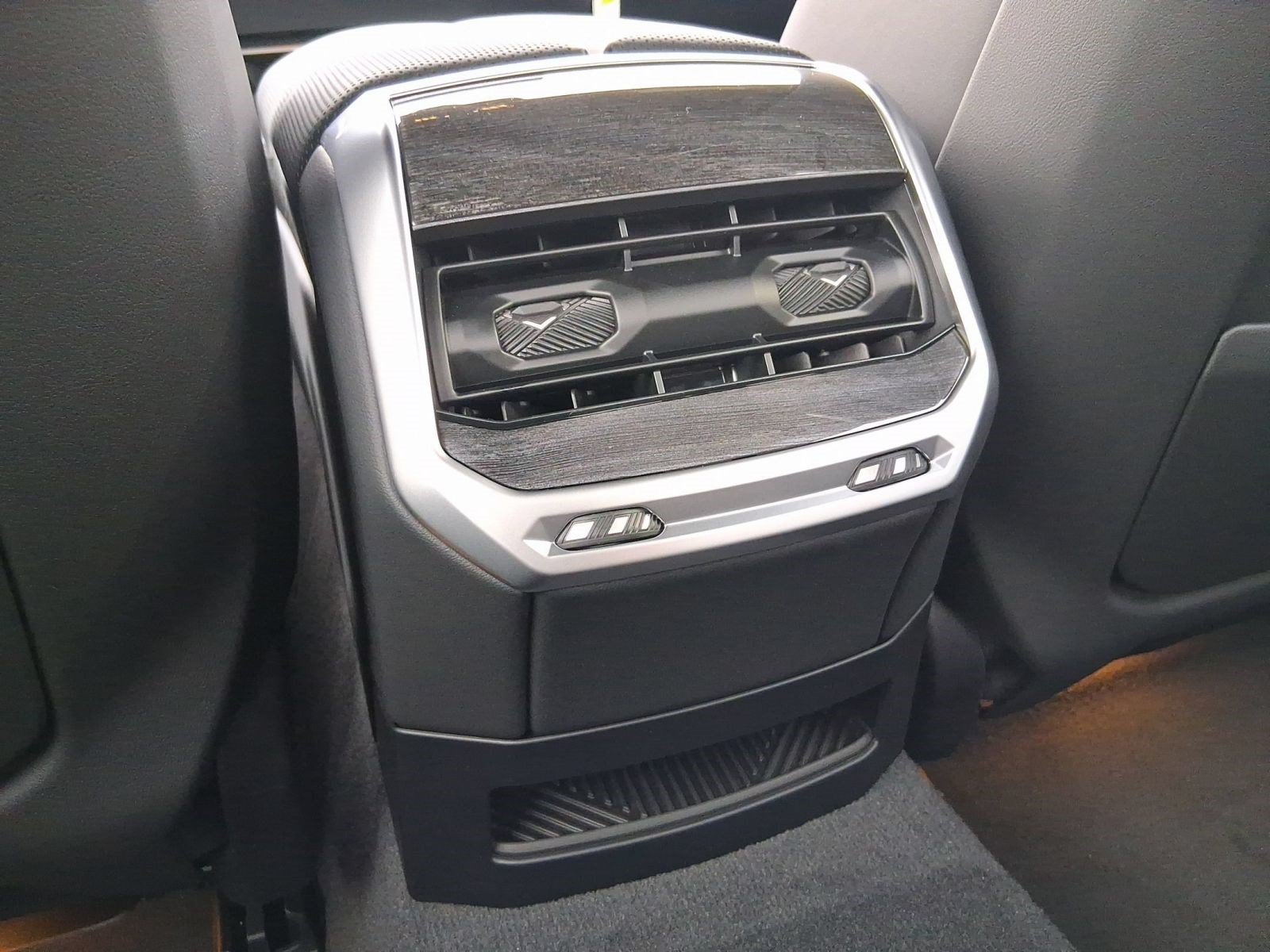 Used 2026 BMW 750e xDrive AWD/4WD image 29