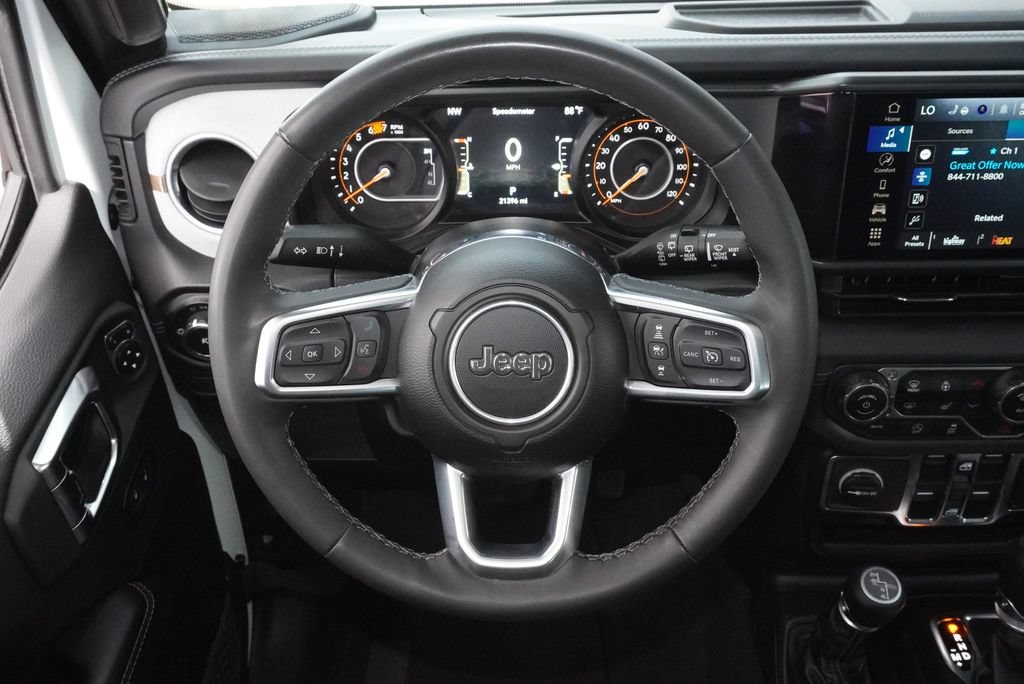 Used 2025 Jeep Wrangler Unlimited Sahara AWD/4WD image 18