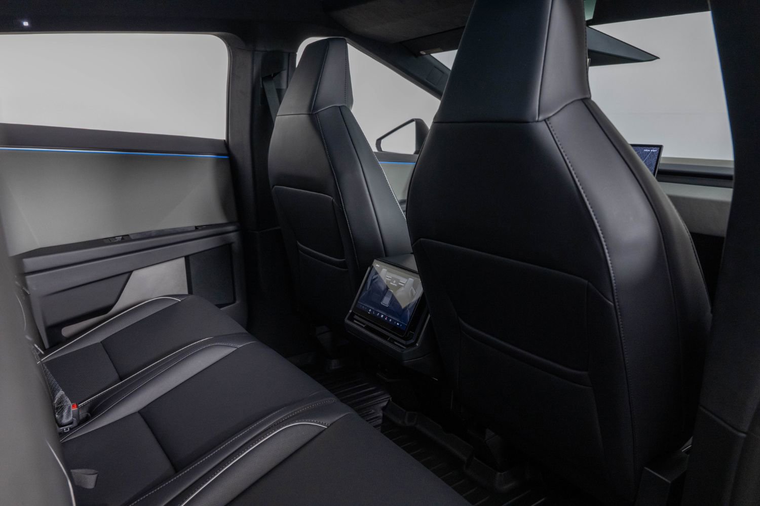 Used 2024 Tesla Cybertruck AWD Crew Cab image 21