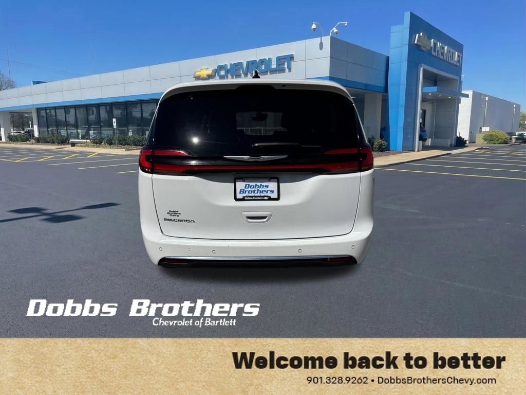 Used 2023 Chrysler Pacifica Touring-L image 6