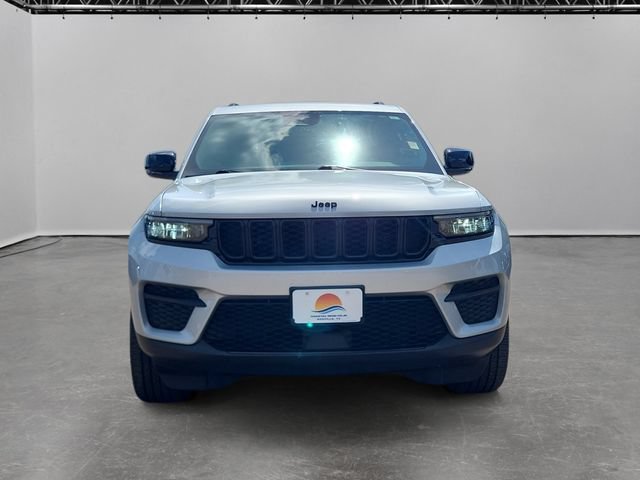 Used 2023 Jeep Grand Cherokee Altitude RWD image 2