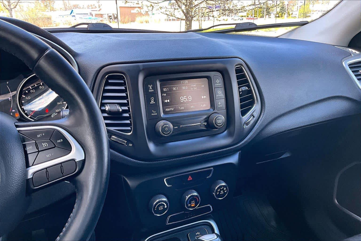 Used 2018 Jeep Compass Latitude AWD/4WD image 7