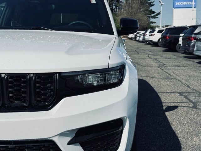 Used 2023 Jeep Grand Cherokee Altitude AWD/4WD image 3