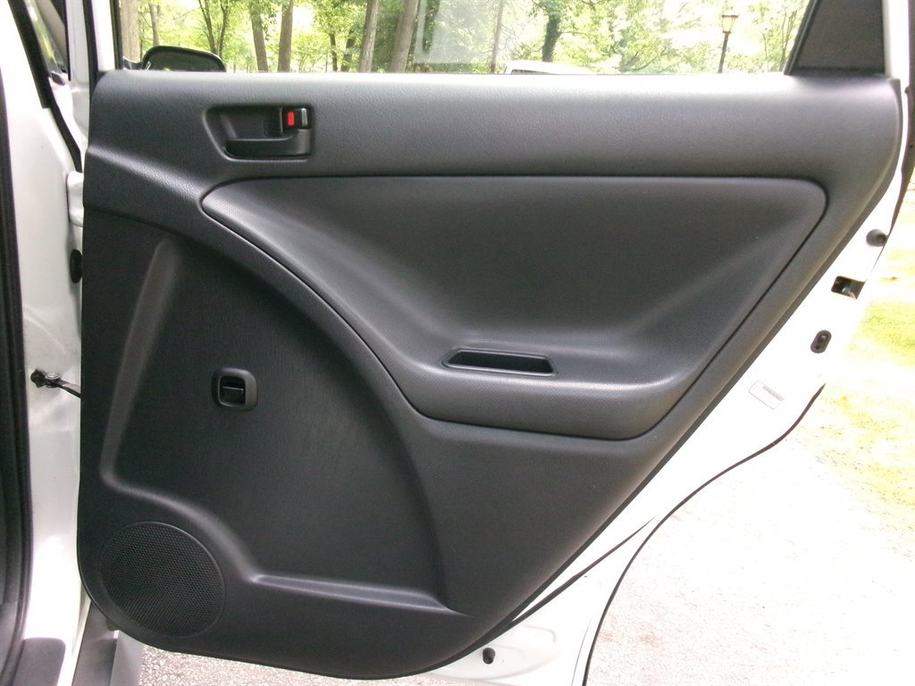 Used 2005 Pontiac Vibe w/ Power Group Value Package FWD image 29