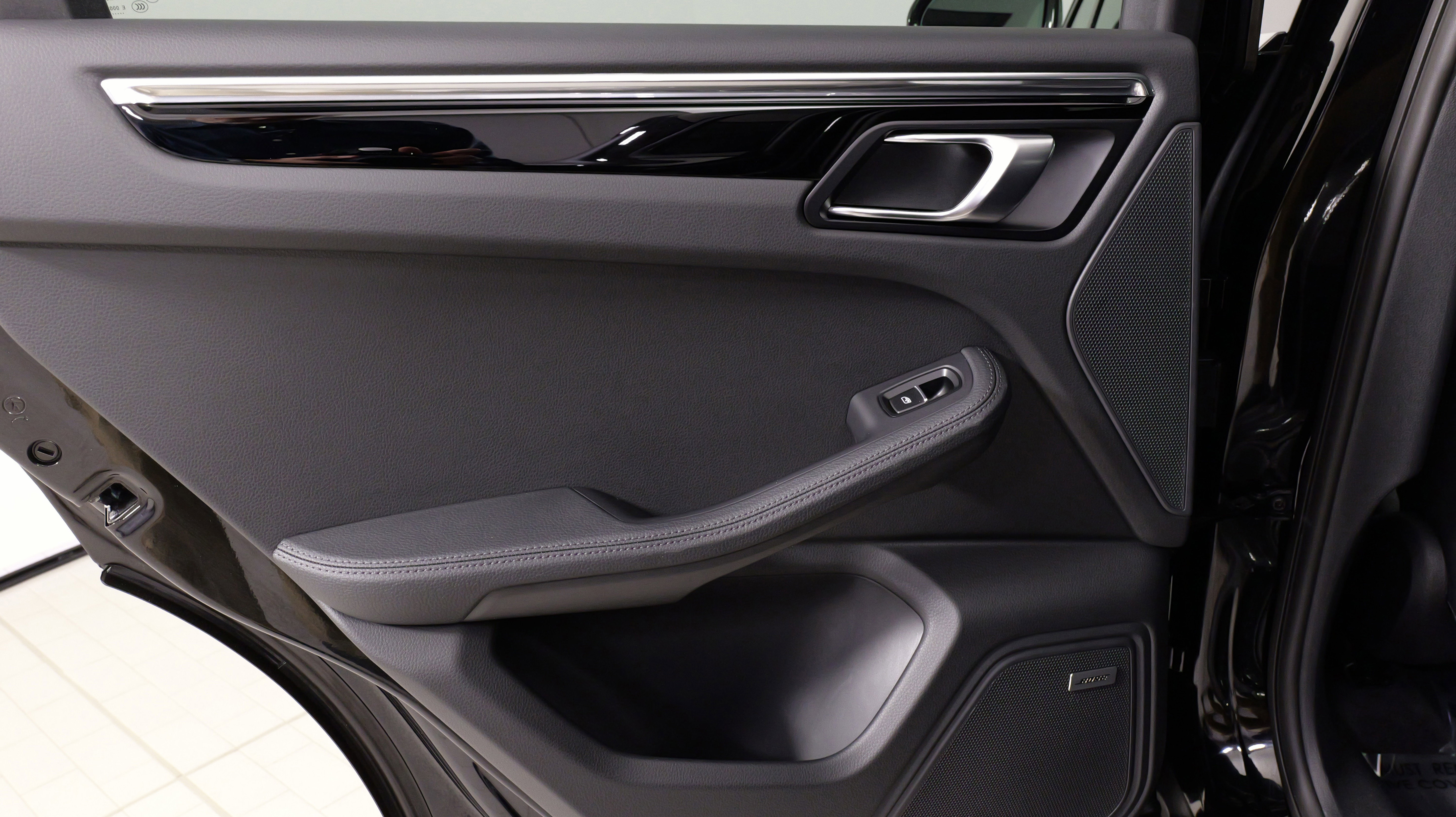 Used 2025 Porsche Macan image 36