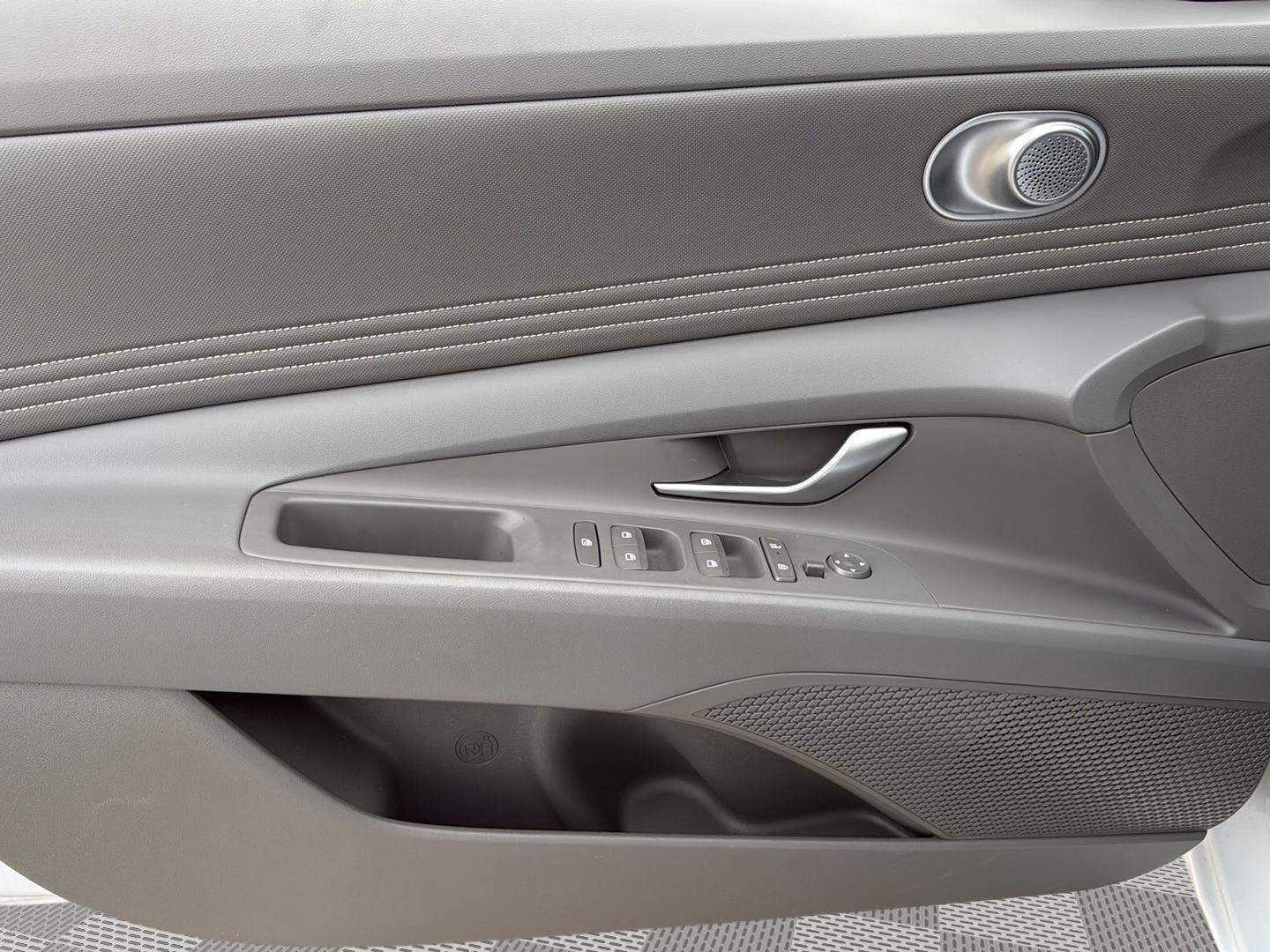 Used 2025 Hyundai Elantra Sport image 12