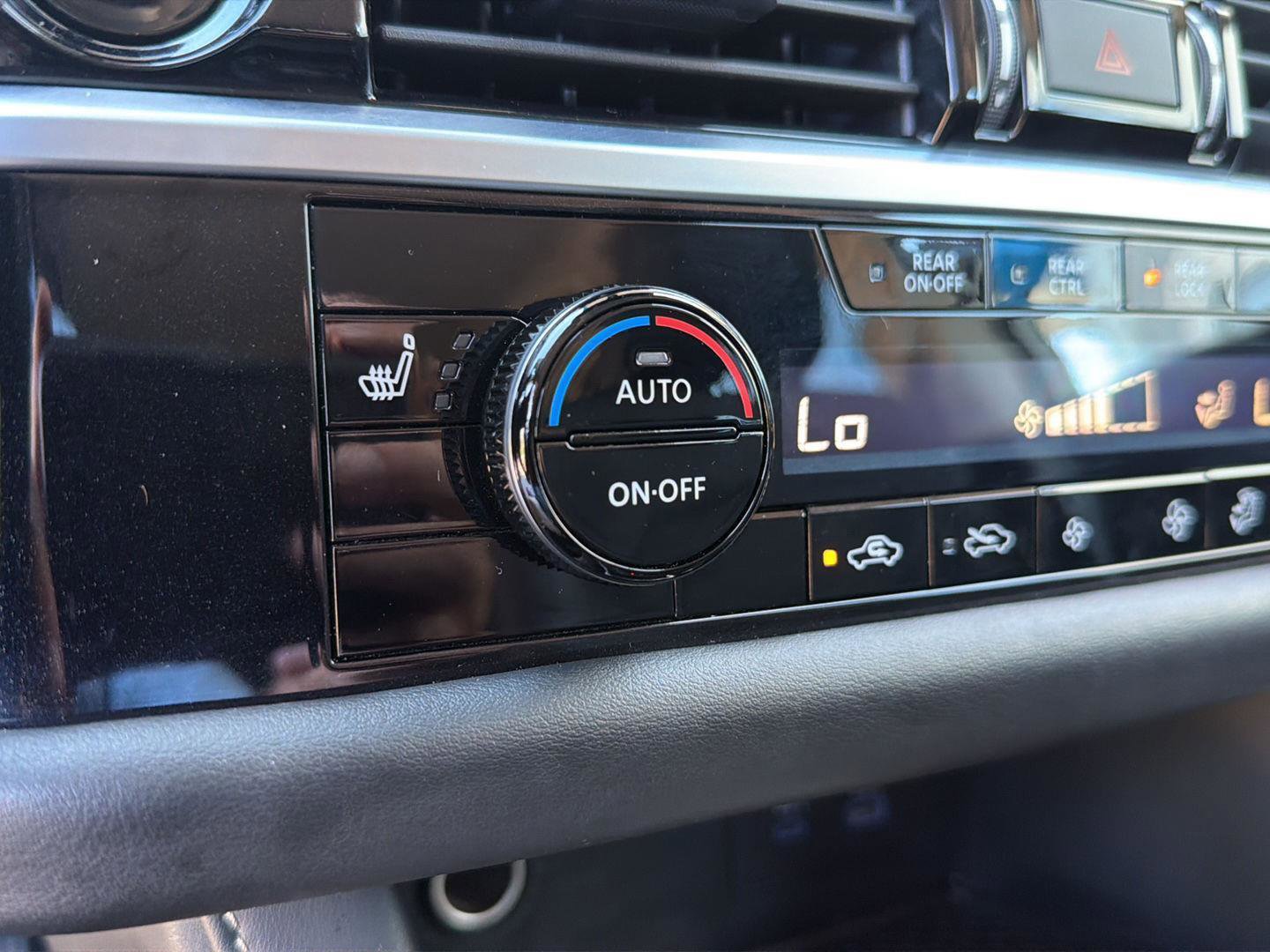 Used 2025 Nissan Pathfinder SV FWD image 28