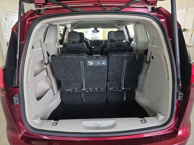 Used 2017 Chrysler Pacifica Touring-L Plus image 16