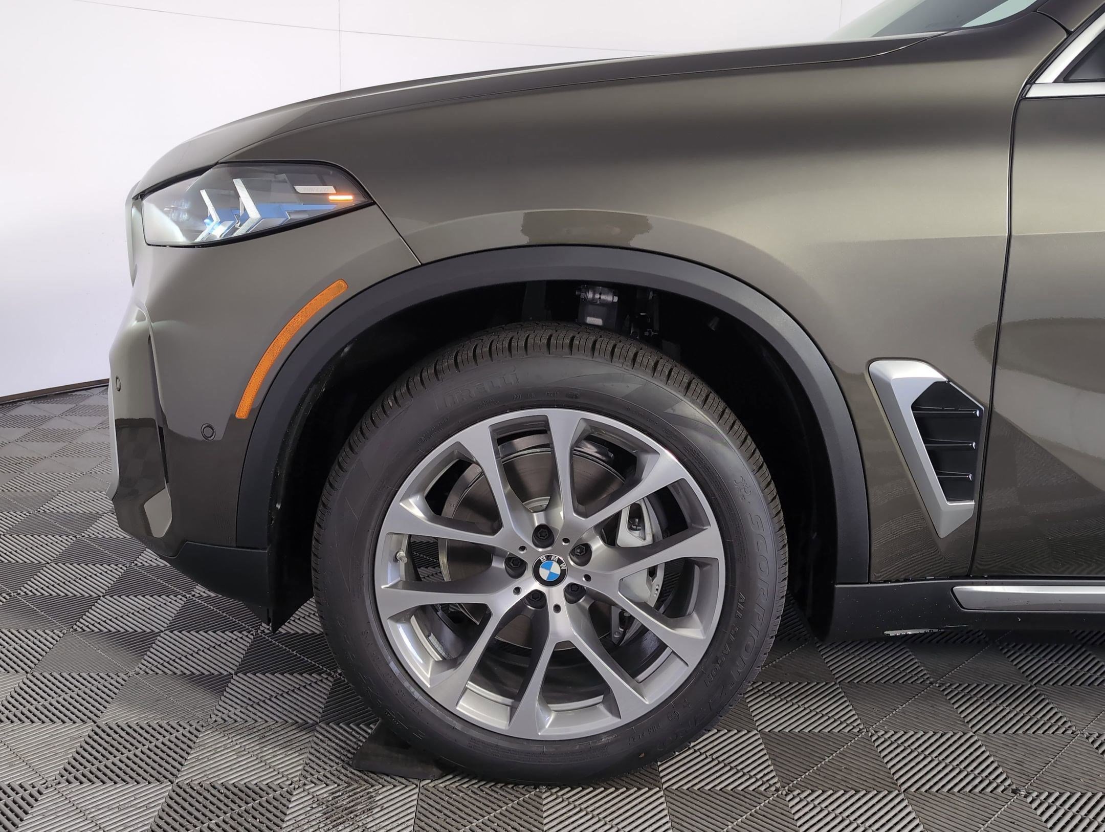 Used 2026 BMW X5 sDrive40i w/ Premium Package image 9