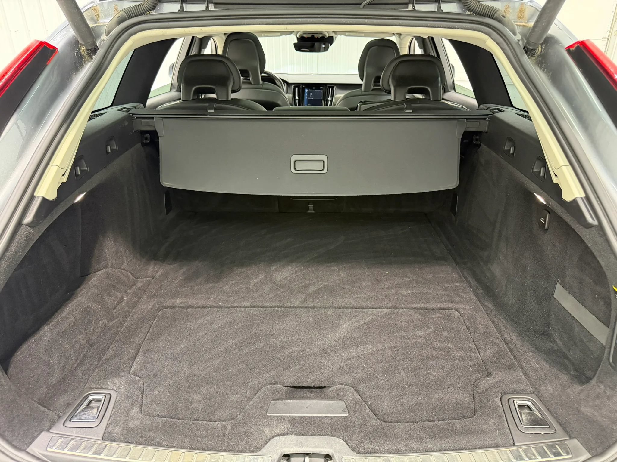 Used 2018 Volvo V90 T5 Cross Country w/ Convenience Package AWD/4WD image 18