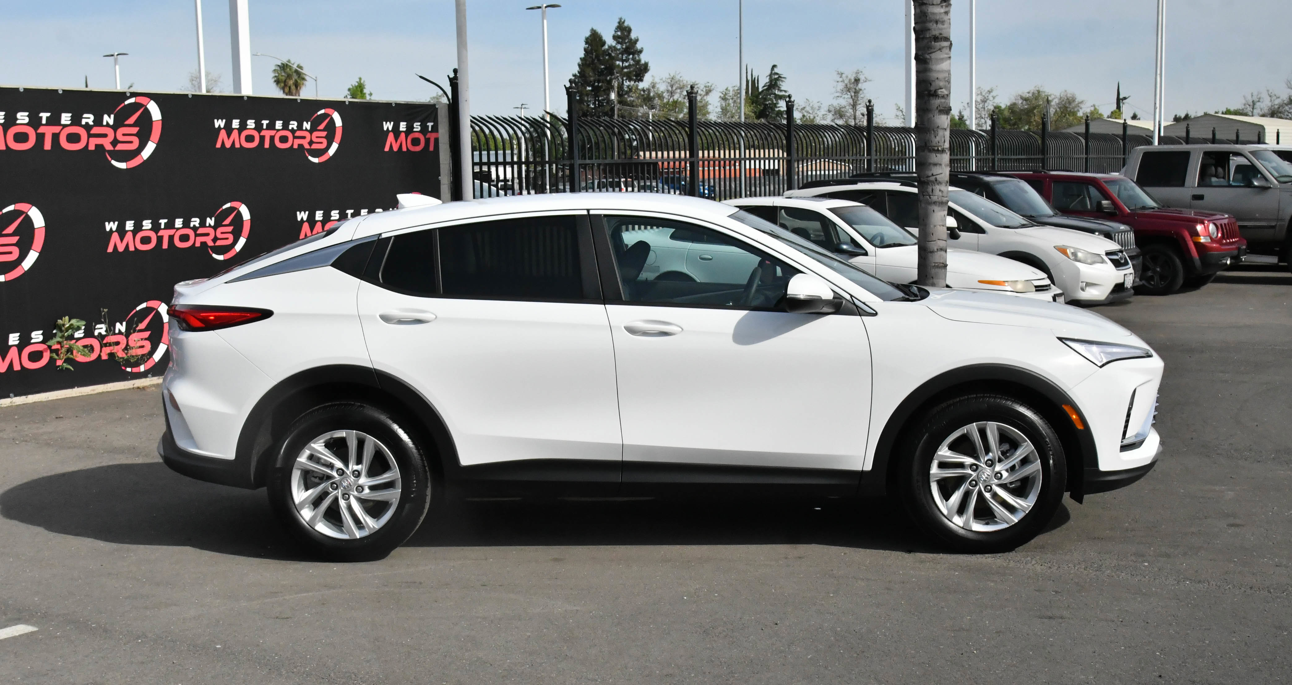 Used 2025 Buick Envista Preferred image 9