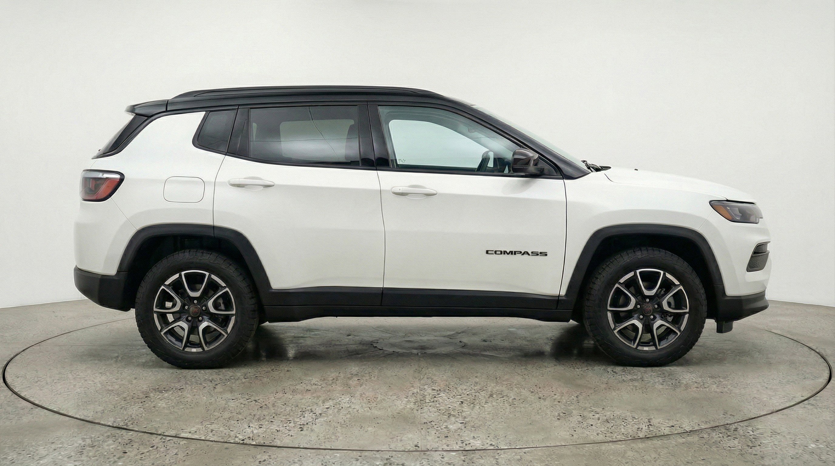 Used 2025 Jeep Compass Trailhawk AWD/4WD image 11