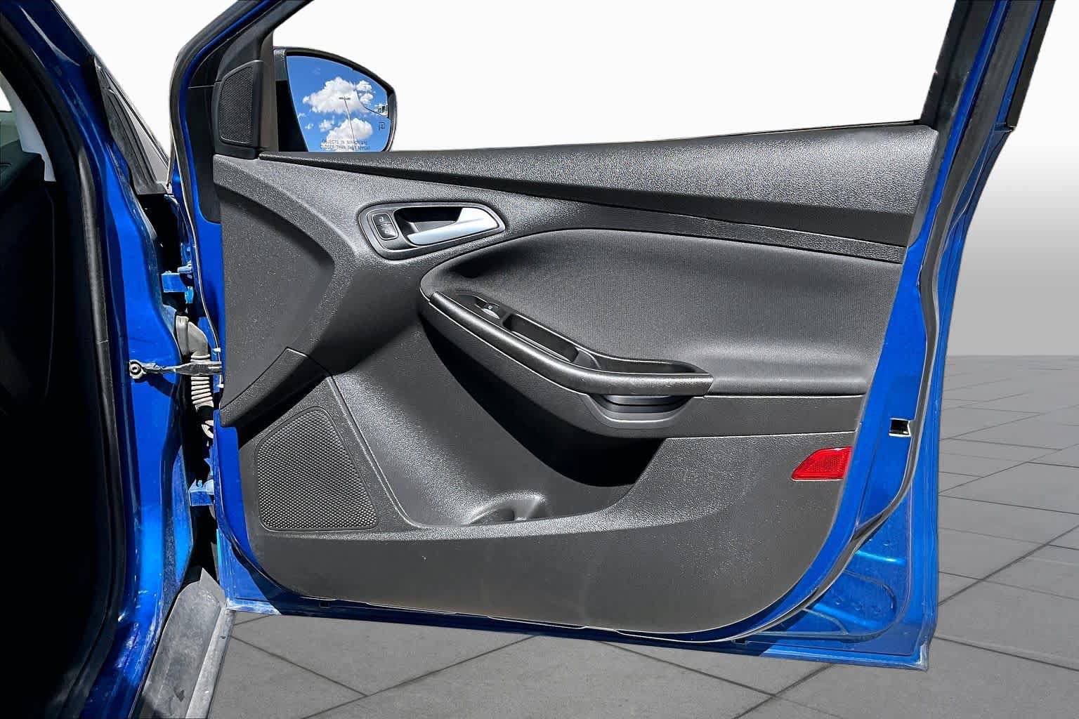 Used 2018 Ford Focus SE w/ Cold Weather Package FWD image 22
